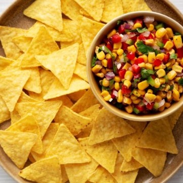 سلطة الذرة بالجبنة والشيبس