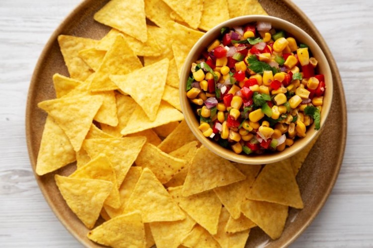 سلطة الذرة بالجبنة والشيبس