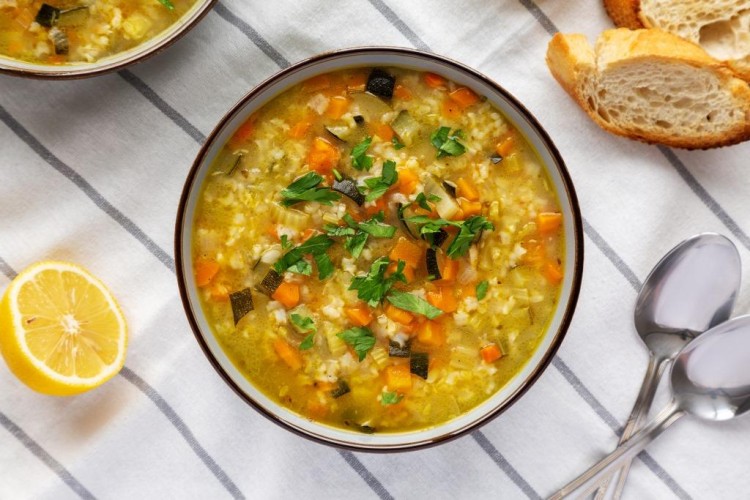 شوربة الأرز بالجزر والبقدونس