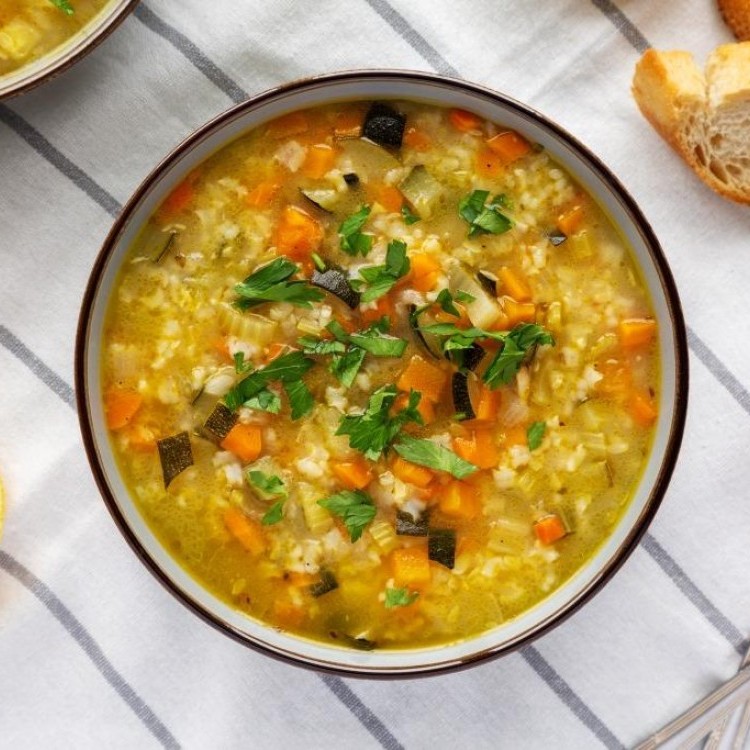 شوربة الأرز بالجزر والبقدونس