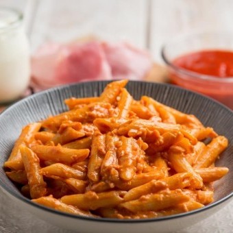 مكرونة بالصلصة الوردية