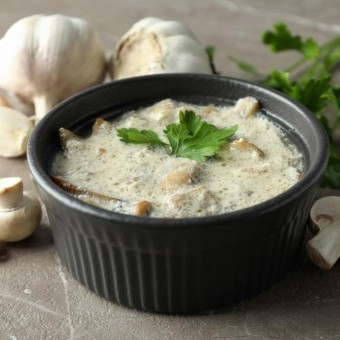 صلصة الفطر بالكريمة والثوم