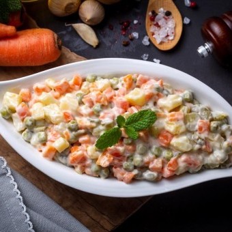 سلطة البطاطس الروسية بالمايونيز والزبادي