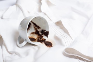 طرق بسيطة للتخلص من بقع القهوة في الأكواب بمكونات منزلية