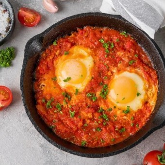 بيض العيون بصلصة الطماطم الحارة