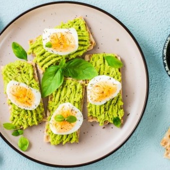 بروشيتا الخبز المقرمش بالأفوكادو والبيض المسلوق