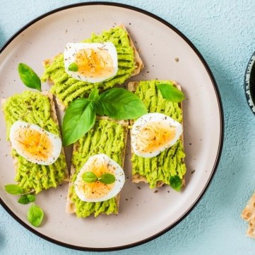 بروشيتا الخبز المقرمش بالأفوكادو والبيض المسلوق
