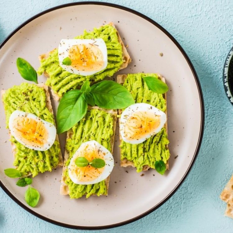بروشيتا الخبز المقرمش بالأفوكادو والبيض المسلوق