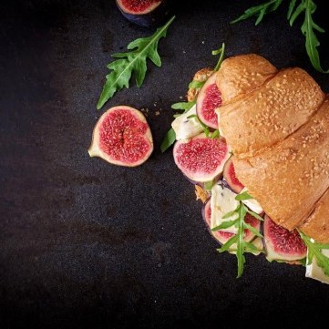 ساندويش كرواسون بجبنة البري والجرجير والتين الطازج