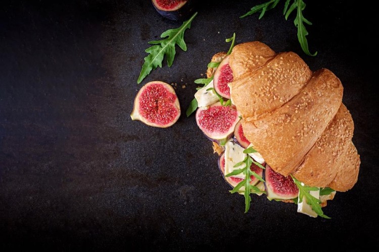 ساندويش كرواسون بجبنة البري والجرجير والتين الطازج