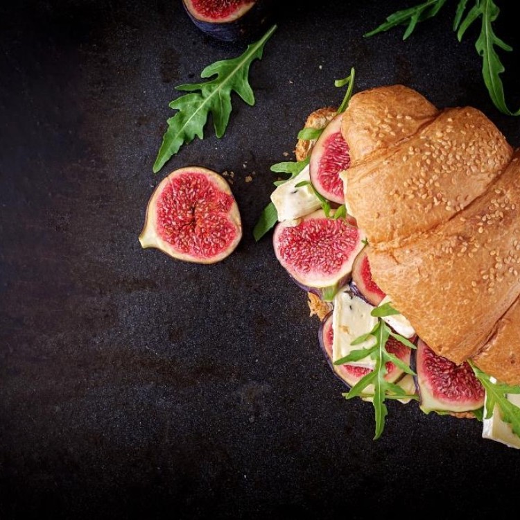 ساندويش كرواسون بجبنة البري والجرجير والتين الطازج