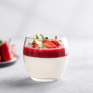 باناكوتا بالفانيلا مع صوص الفريز