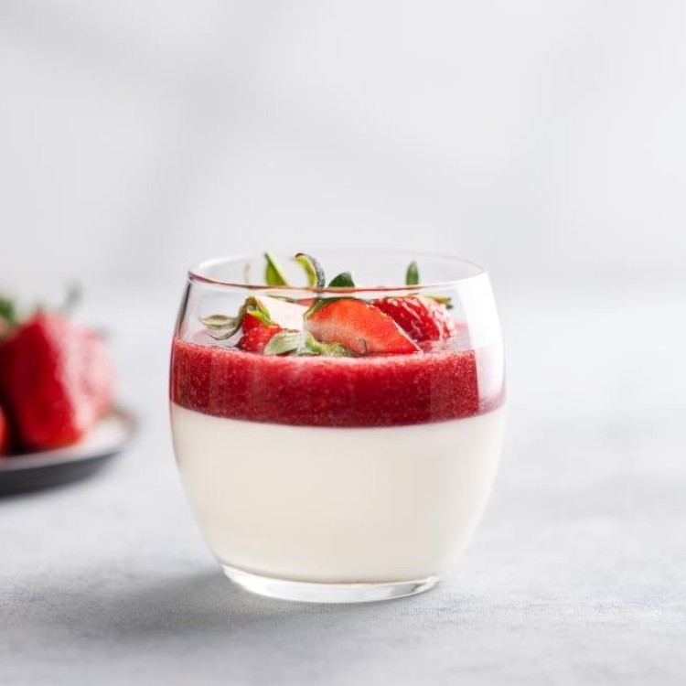 باناكوتا بالفانيلا مع صوص الفريز