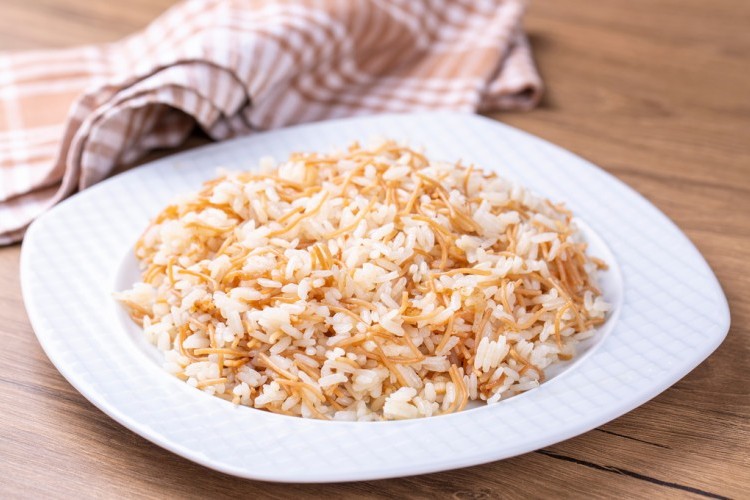 الأرز الأبيض مع الشعيرية