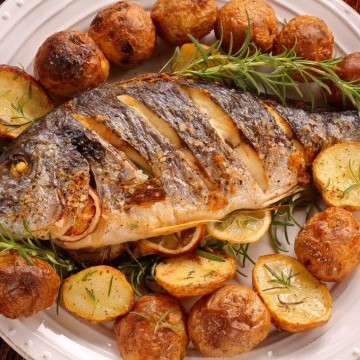 أفضل 10 وصفات لتحضير أطباق شهر رمضان - ١. وصفة طهي سمك مشوي بالتوابل العربية