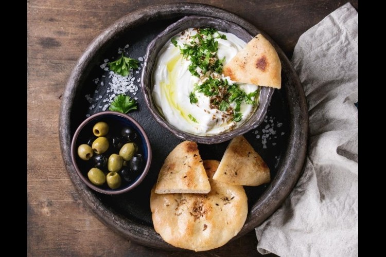 غموس اللبنة والزعتر للشيبس
