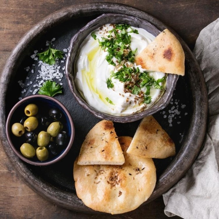 غموس اللبنة والزعتر للشيبس