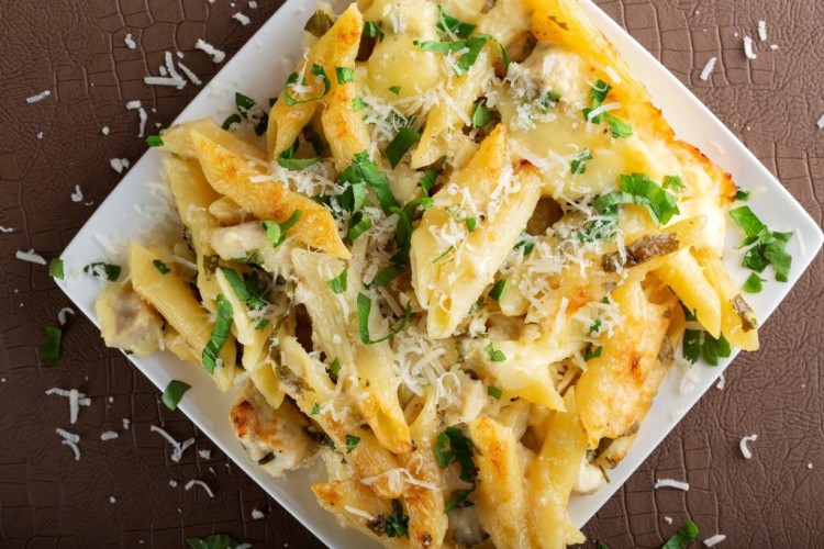 المكرونة بالبشاميل واللحم المفروم