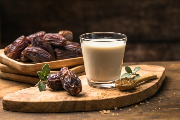 عصير تمر بالحليب والهيل