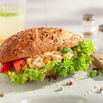 ساندويش بحشوة الدجاج بالمايونيز والخردل