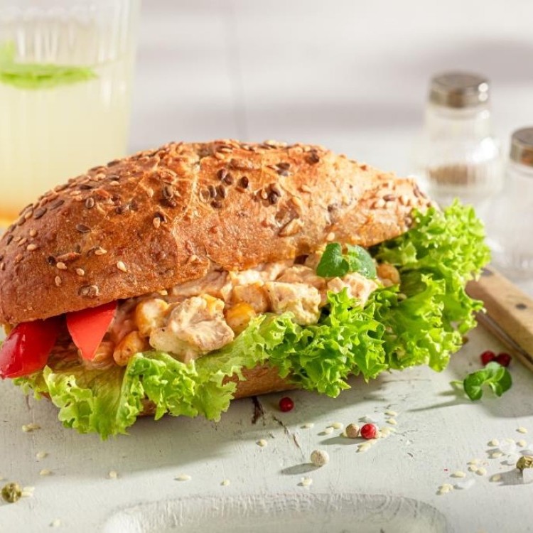 ساندويش بحشوة الدجاج بالمايونيز والخردل