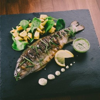 سمك مشوي على الفحم مع صلصة الطحينة