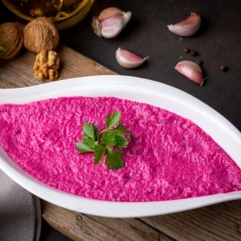 حمص بالشمندر والجوز وزيت الزيتون