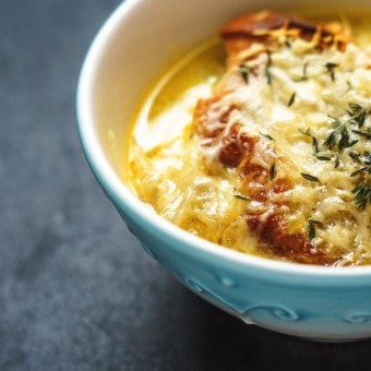 شوربة البصل الفرنسية اللذيذة