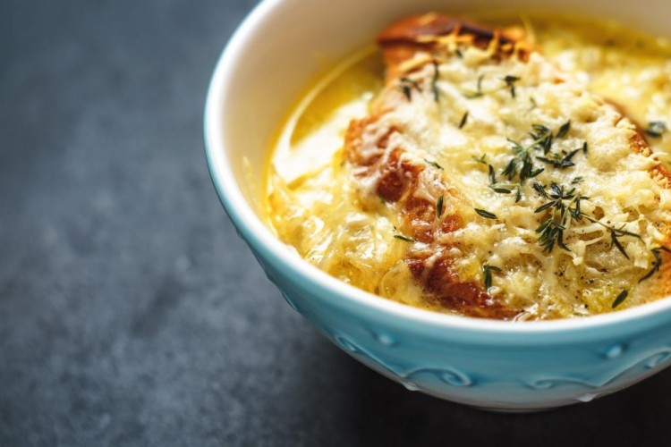 شوربة البصل الفرنسية اللذيذة