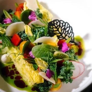 سلطة أوراق السبانخ الصغيرة والملفوف الأجعد مع الرمان