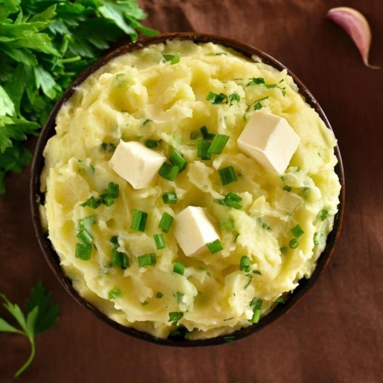 متبل البطاطا بالزبدة والبقدونس