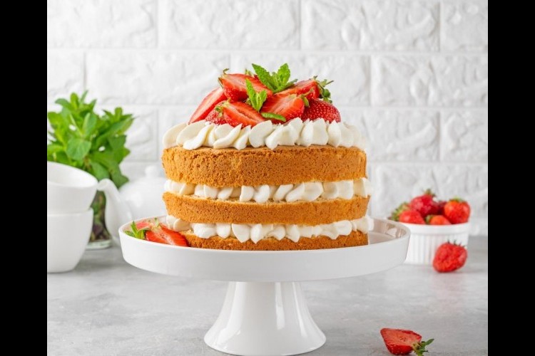 Layered Cake with Cream