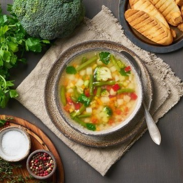 شوربة الخضار بمرق الدجاج