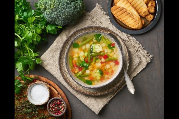 شوربة الخضار بمرق الدجاج