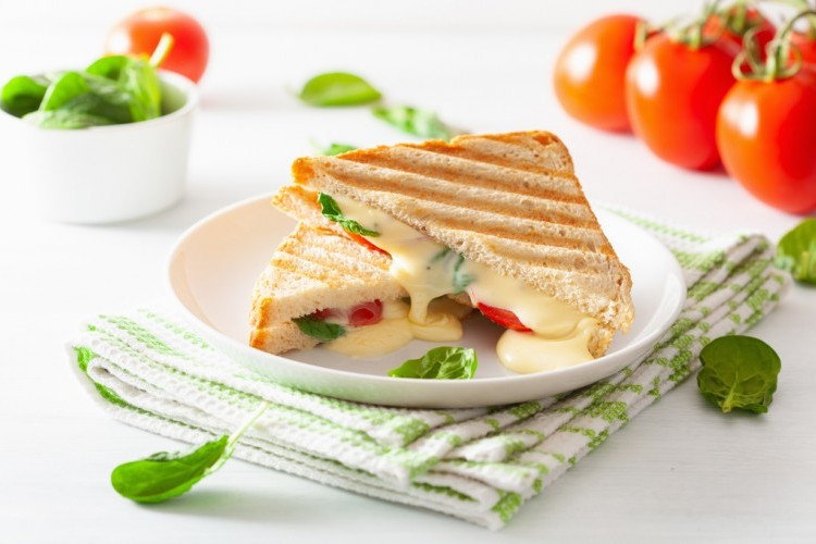 ساندويش الجبن مع الطماطم والسبانخ للفطور