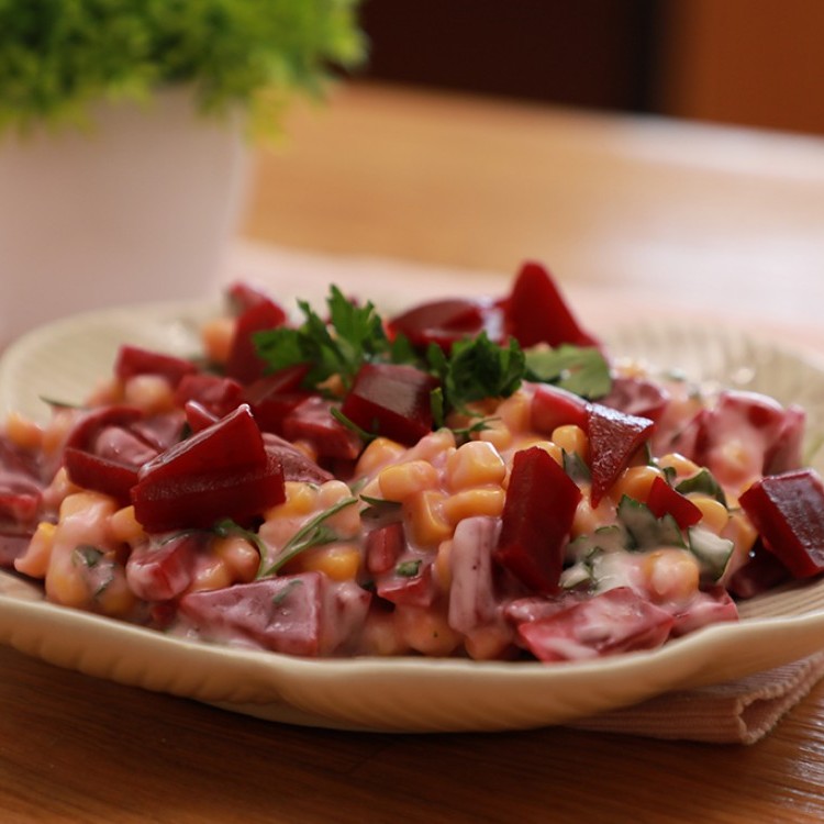 سلطة الشمندر والذرة بالفيديو