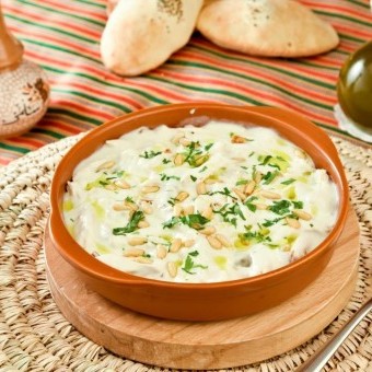 فتة الحمص بالسمنة والصنوبر