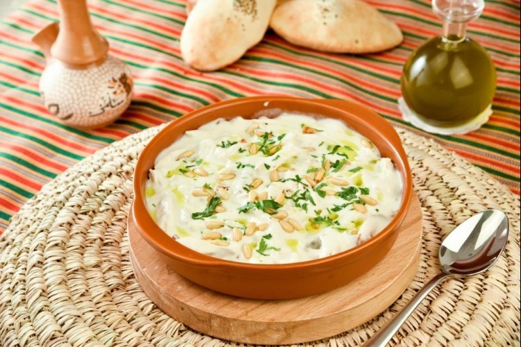 فتة الحمص بالسمنة والصنوبر