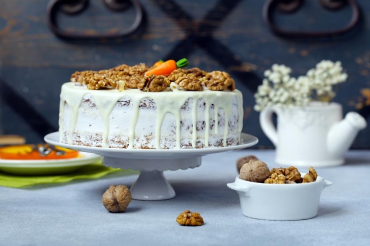 كيكة الجزر بالجوز وصلصة الجبن الكريمي