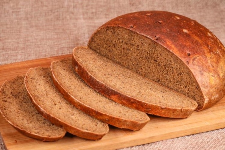 خبز القمح الكامل في الفرن