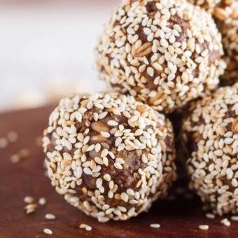 تمرية بالمكسرات والعسل