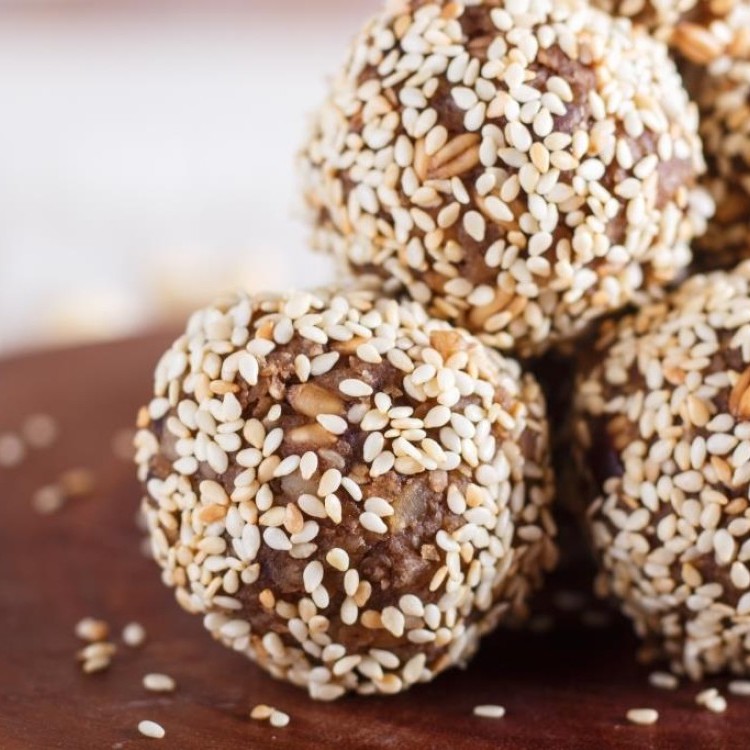 تمرية بالمكسرات والعسل