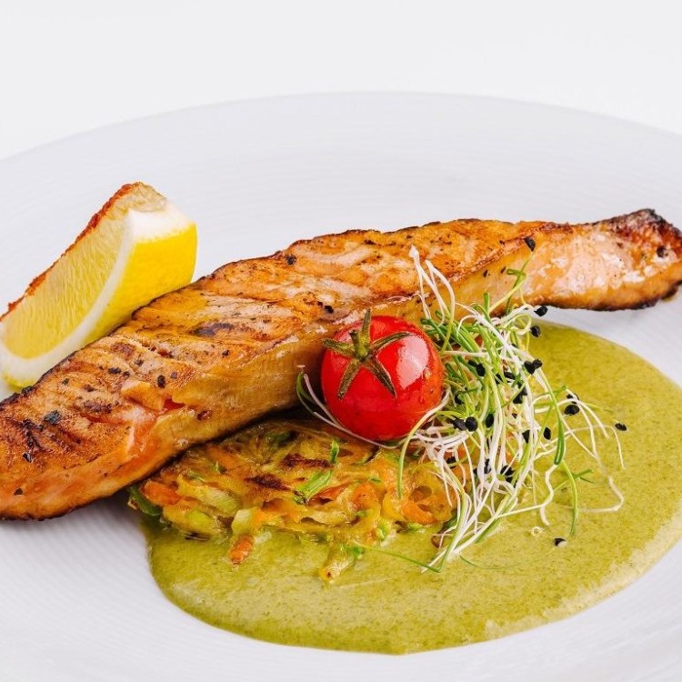 سلمون مشوي مع صوص الأفوكادو والليمون للوقاية من سرطان الثدي