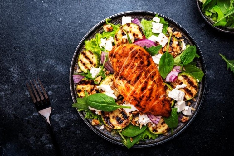 سلطة بالدجاج المشوي