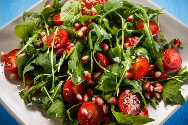 سلطة جرجير بالرمان ودبس الرمان