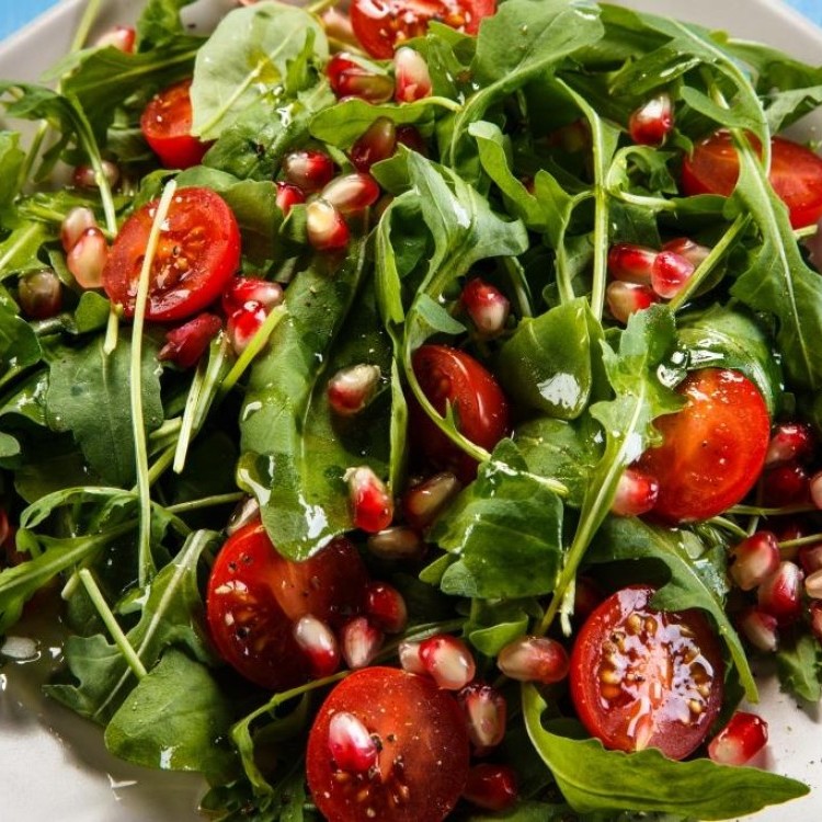 سلطة جرجير بالرمان ودبس الرمان