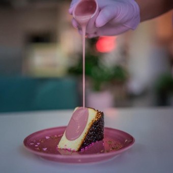 تشيز كيك مع صلصة الياقوت الوردية