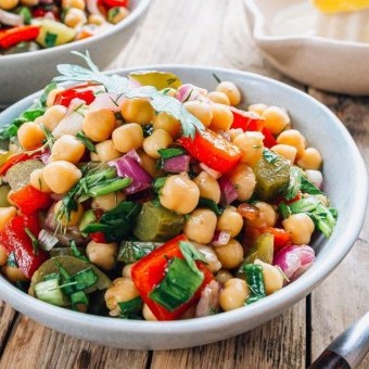 سلطة الحمص بالطحينة والخضار الطازجة للرجيم