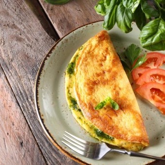 العجة بالبيض والدقيق والبقدونس لسحور رمضان