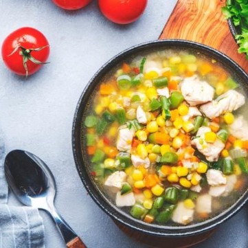 شوربة الدجاج بالخضار الصحية والمغذية